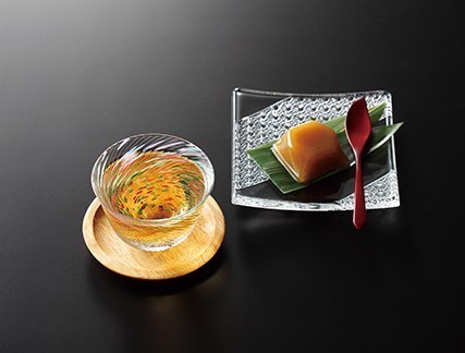 銘々皿と冷茶 - 多様化する食文化にお応えします 業務用ガラス食器の